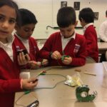 Enfants testant des circuits électriques