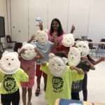 Enfants portant des masques d'ours polaires